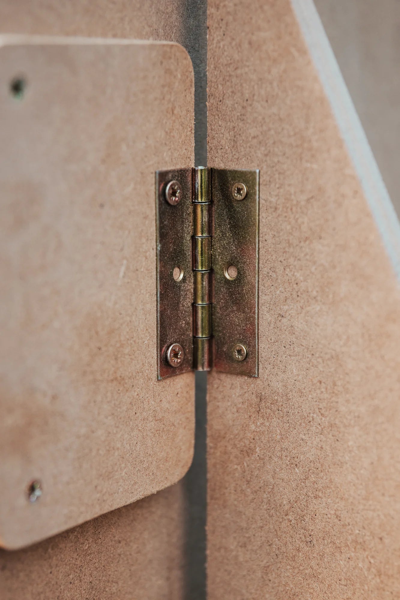 Łatwy montaż i szybkie składanie modułowej ścianki dekoracyjnej Formillo