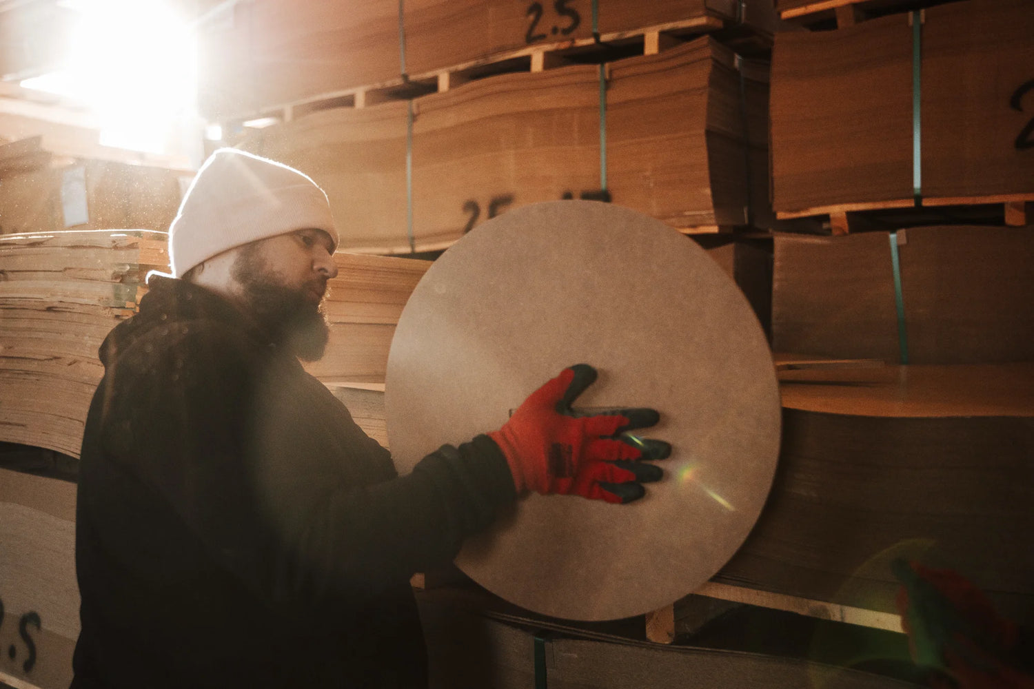 Precyzyjna obróbka elementów ścianek dekoracyjnych w pracowni produkcyjnej